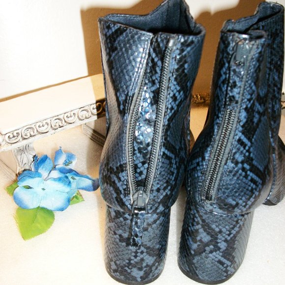 OLD NAVY Sz 10 NWOT Rear Zip Blue/Black Snakeskin Pattern Booties 3" Heel - Picture 5 of 15